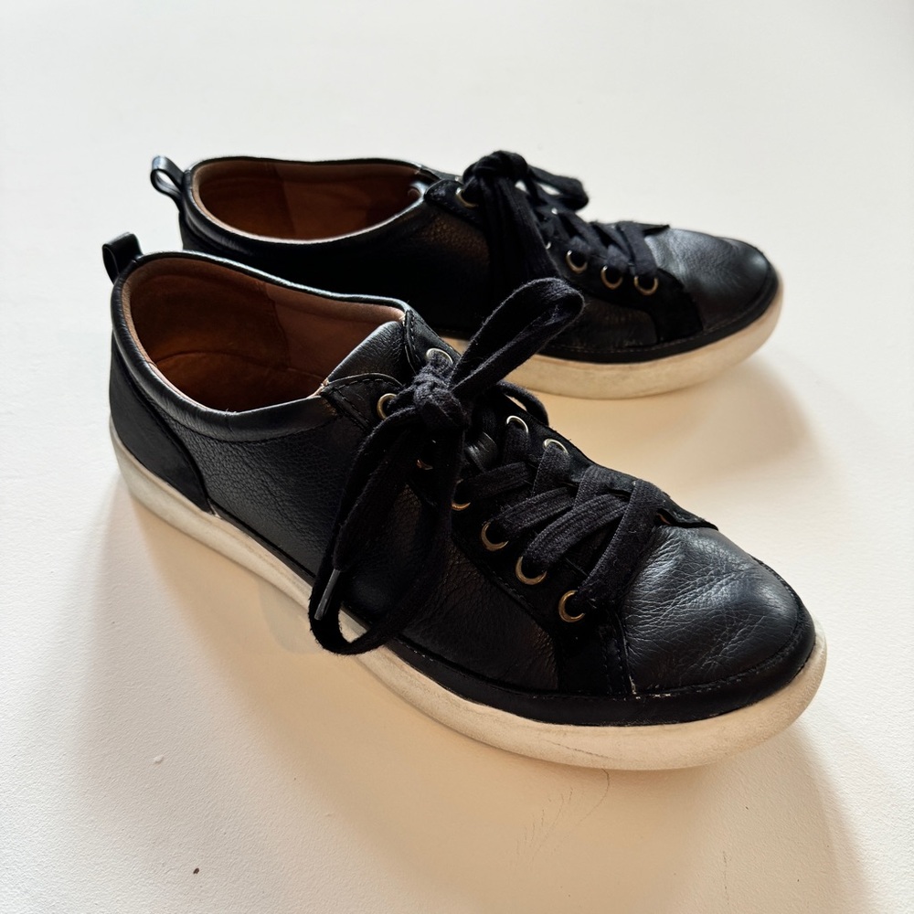 Vionic - Winny Leather Sneakers in Onyx Black